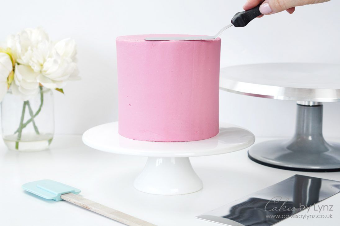 How to frost a cake with an easy frosting recipe